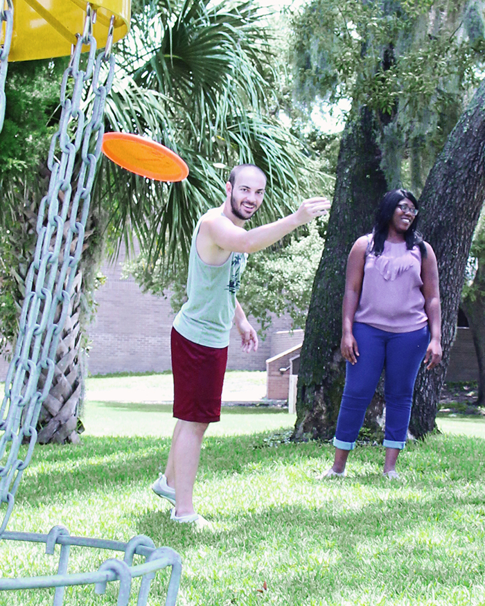 students playing frisbee golf